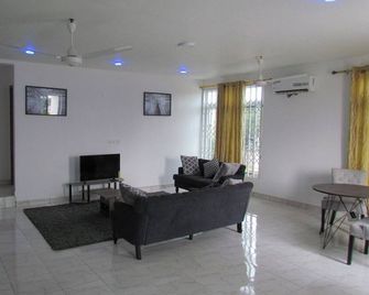 Queen-sized 2 bedroom Apt near Accra @ Victoria Grand apartments - Kwabenyan - Wohnzimmer