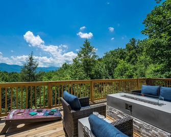 New Modern Mountain Home // Hawks Haven - Pittman Center - Balcony