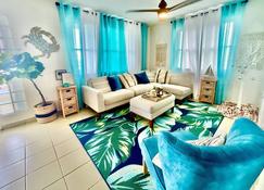 Ocean View Apartament With Patio / Bbq / Wifi, Beachfront - Manatí - Living room
