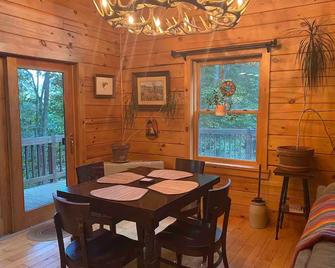 Silver Bear Cabin, 15 minutes from Whiteface! - Keene - Comedor
