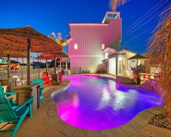Saltwater Pool, Rooftop Deck w/ View, Near Beach The Blue Crab by Avantstay - Port Aransas - Bazén