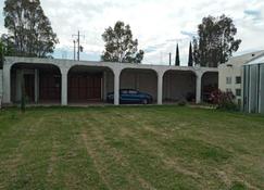 Contemporary home near Haciendas and vineyards 3 bedrooms 2,733 sq/ft - San Juan del Río - Toà nhà