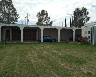 Contemporary home near Haciendas and vineyards 3 bedrooms 2,733 sq/ft - San Juan del Río - Edificio