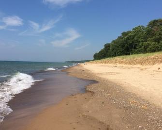 Located in beautiful Union Pier Michigan. Private beach less than 2 blocks away - Union Pier - Playa