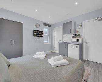 Captivating 1-Bed Studio in West Drayton - West Drayton - Bedroom