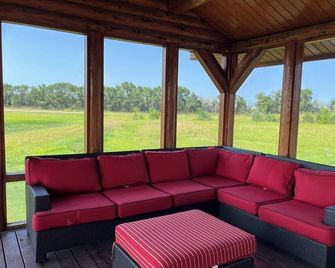 Spacious Log Cabin with Stunning River Views – Private Retreat Close to Pierre - Pierre - Obývací pokoj