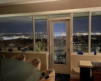 Spectacular views minutes from downtown Montréal - Montreal - Dining room