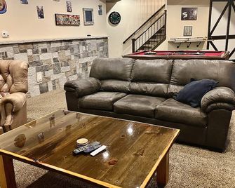 Rolling Hills Retreat ~King Bed,Hot Tub, Pool Table,Themed Movie Room,Woods view - Manitowoc - Living room