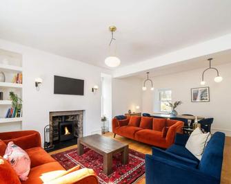 Kirkton Family Farmhouse with Hot Tub, Alford, Aberdeenshire - Alford - Living room