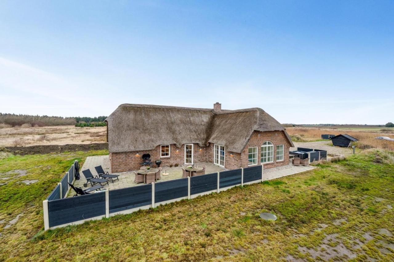 Beautiful Pool House With Outdoor Spa, Built In 2022 – Ulfborg
