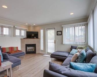 2 Level Townhouse + Sky Deck + Steps to Ocean - San Diego - Living room