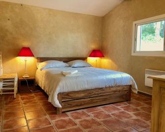 Fully Air Conditioned And Renovated, Breathtaking View, Infinity Pool - Saint-Hippolyte-le-Graveyron - Habitación