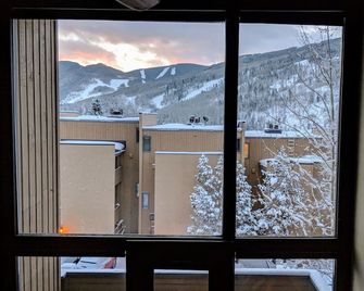 Vail Slope-View Modern Loft Condo With Bus To Village Shops And Slopes - Vail - Balcón