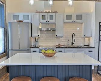 Chic Urban One-Bedroom Loft in downtown Big Timber w/ Recreation All Around - Big Timber - Cocina