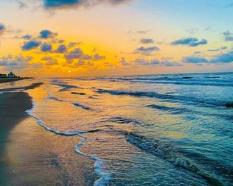 The Lone Palm Resort - Crystal Beach - Plaża