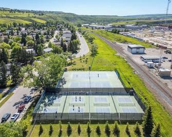 Family-Friendly 3br: Rockies Fun & Cochrane Charm - Cochrane - Building