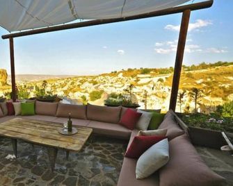 Anitya Dublex Stone House – Charming Cappadocian Retreat with Scenic Terrace - Nevşehir - Balkon