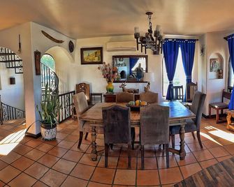 Casa Luna Llena oceanfront villa, sleeps 20+, pool, jacuzzi, beach, bbq, views - 푸에르토누에보 - 다이닝룸