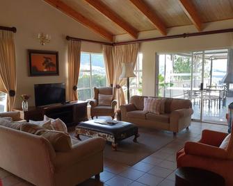 Ash River Lodge - Clarens - Living room