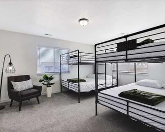 Massive Gathering Home with Ballroom - Sleeps 32+ - Meridian - Bedroom