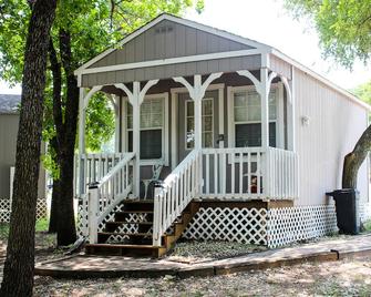 Lakefront Cabin! Ski, boat, fish, swim! 14+ acres! Perfect for a quick get-away! - Little Elm - Building
