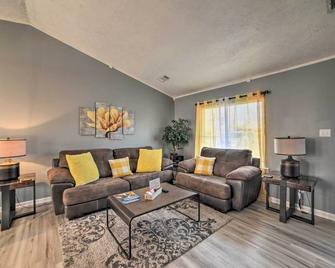 Clarksville Retreat Half Mile to Fort Campell! - Oak Grove - Living room