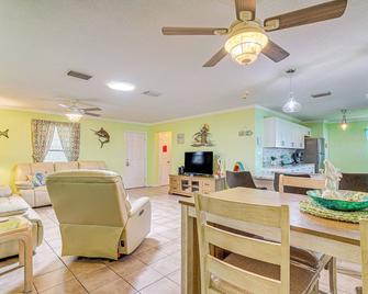 Waterfront Hernando Beach Home with Dock and Hot Tub! - Spring Hill - Sala pranzo