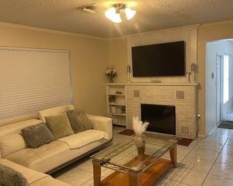 2 Bedroom House, Ideal for a Family - Fort Pierce - Living room