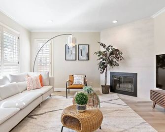 @ Marbella Lane - Modern Refreshing Home - San Mateo - Living room