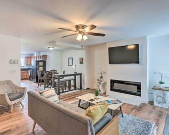 Welcoming Ohio Getaway Less Than 9 Mi to Dtwn Toldeo! - Toledo - Living room