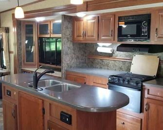 Farm Inn - RV Farm Stay with Ocean Views - Anacortes - Kitchen