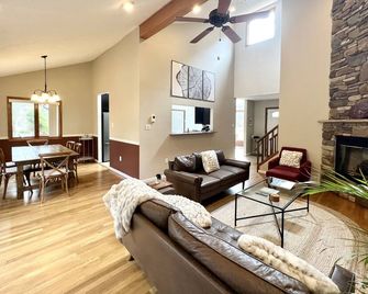 Happy New Year! Fresh Snow.Great Skiing. Tubing. Beautiful Mountains. Book Now! - Tobyhanna - Salon