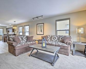 Sleek Frisco Townhome with Views 8 Mi to Copper Mtn - Frisco - Sala de estar