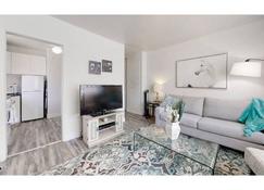 The Village Glam In Wortley Village Close to Downtown London - London - Living room