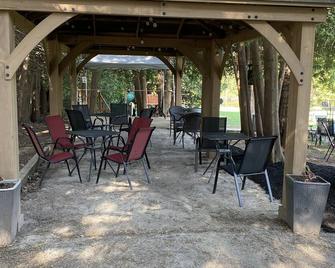 Cozy 2 bedroom river view suite with licensed restaurant on site - Durham - Patio