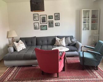 Holiday apartment in beautiful natural surroundings with the whole family in the immediate vicinity of Ulm. - Neu Ulm - Living room