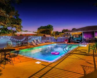 The Good Vibez House! Smart Home W/ Heated Pool, Hot Tub, Game Room, Angel Wing - Commack - Pool