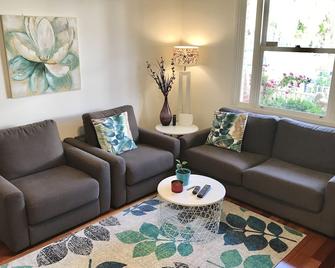 Melbourne Inner City Holiday Home Near Cbd & Flemington - Melbourne - Living room