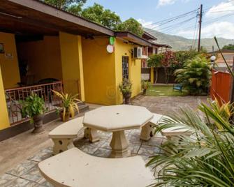 Tonys Guest House - Port of Spain - Patio