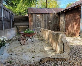 One Block Walk to Old Town - Historical Bungalow - Cottonwood - Patio