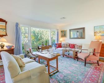 Cape Cod Home Walk to Beach and Main St Hyannis! - Hyannis - Living room