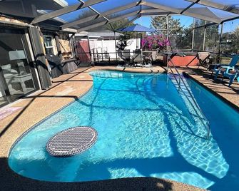 Waterfront Mid Century Cottage w/Pool and Spa- Close to beaches - Sleeps 9 - Ruskin - Bazén