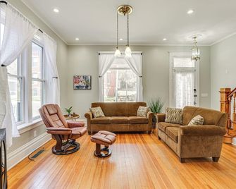Walk Downtown Inviting Historic Home in Dubuque! - Dubuque - Salon