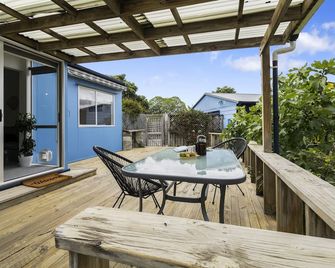 The Wee Blue Bach - Waikanae Beach Holiday Home - Waikanae - Balcony