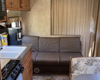 Oak Crest Coop between New Braunfels & Canyon Lake - New Braunfels - Living room