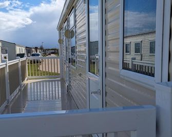 Caravan Sleeps 6 With Game Console - Skegness - Balcon