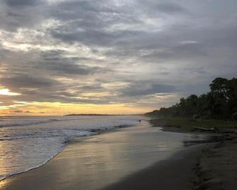 Clean and Safe Condo, Only steps to the ocean w/pool and close to everything - Parrita - Playa