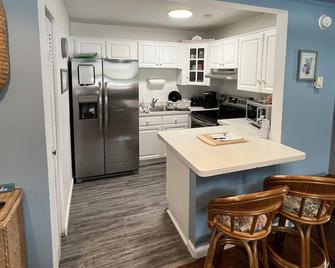 Charming Condo Sleeps 8 - Ski Gunstock or Swim in Winnipesaukee - Laconia - Kitchen