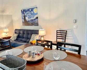 Walk to the Outfield of Lime Rock Park - Salisbury - Living room