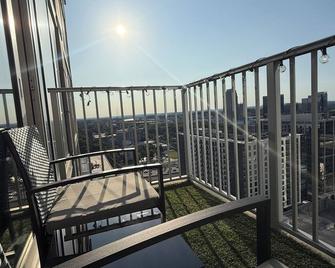 Midtown High-Rise King Bed Free Parking Rooftop Pool City Views! - Atlanta - Balcony
